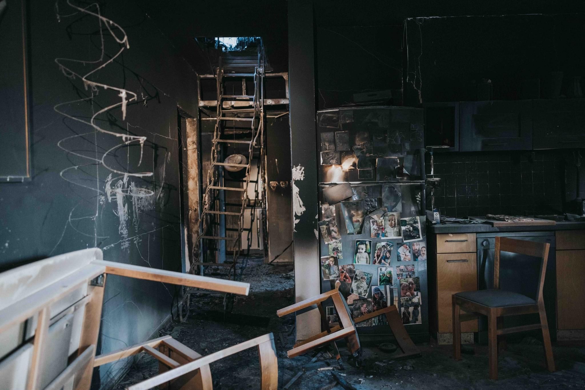 Une maison incendiée, des photographies familiales encore visibles. Document du fonds original.
